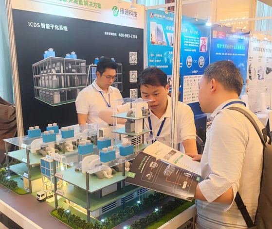 綠潤(rùn)科技展位更是人氣爆棚，咨詢(xún)不斷